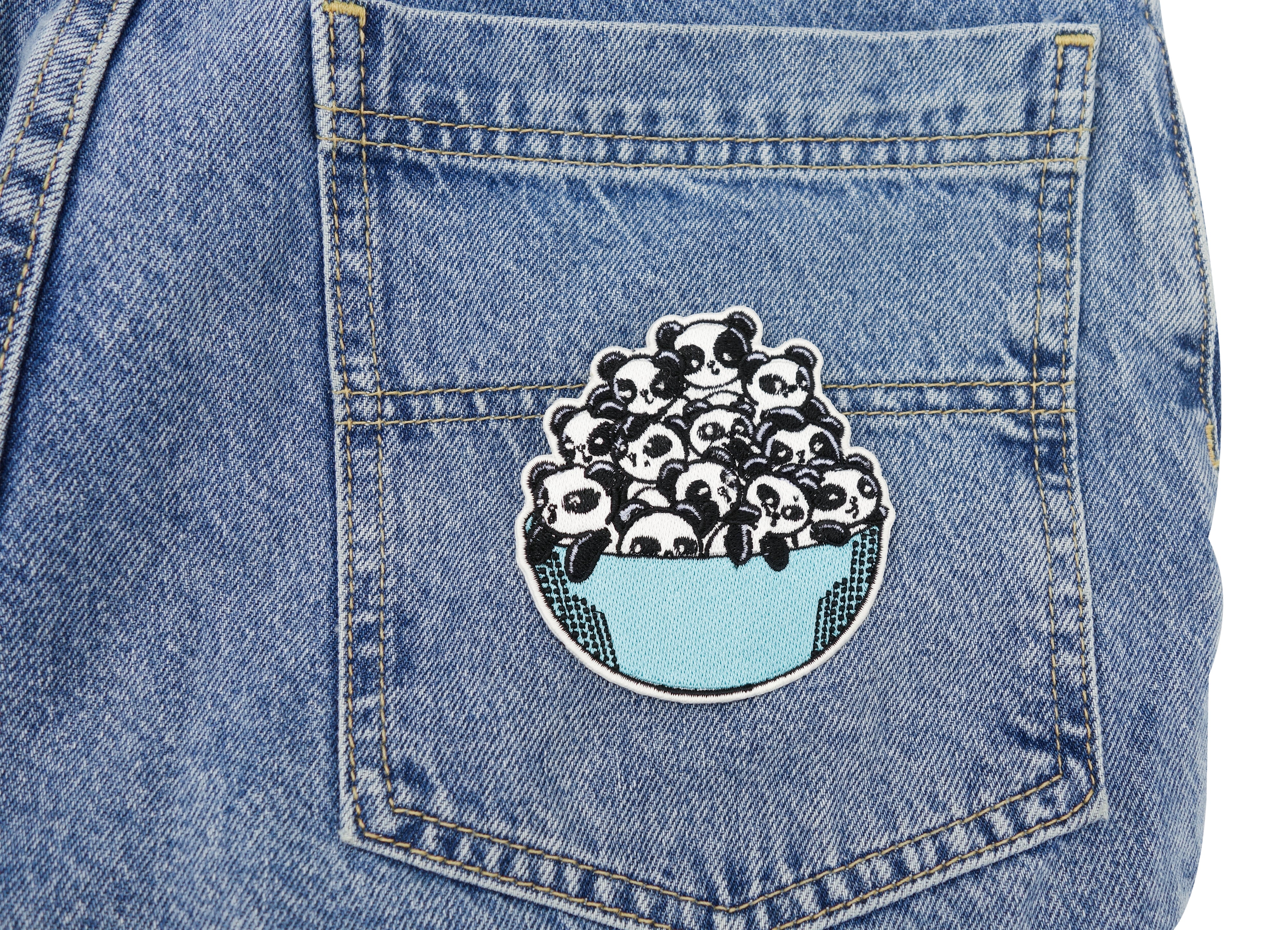 Pandabären Patch auf blauer Jeans