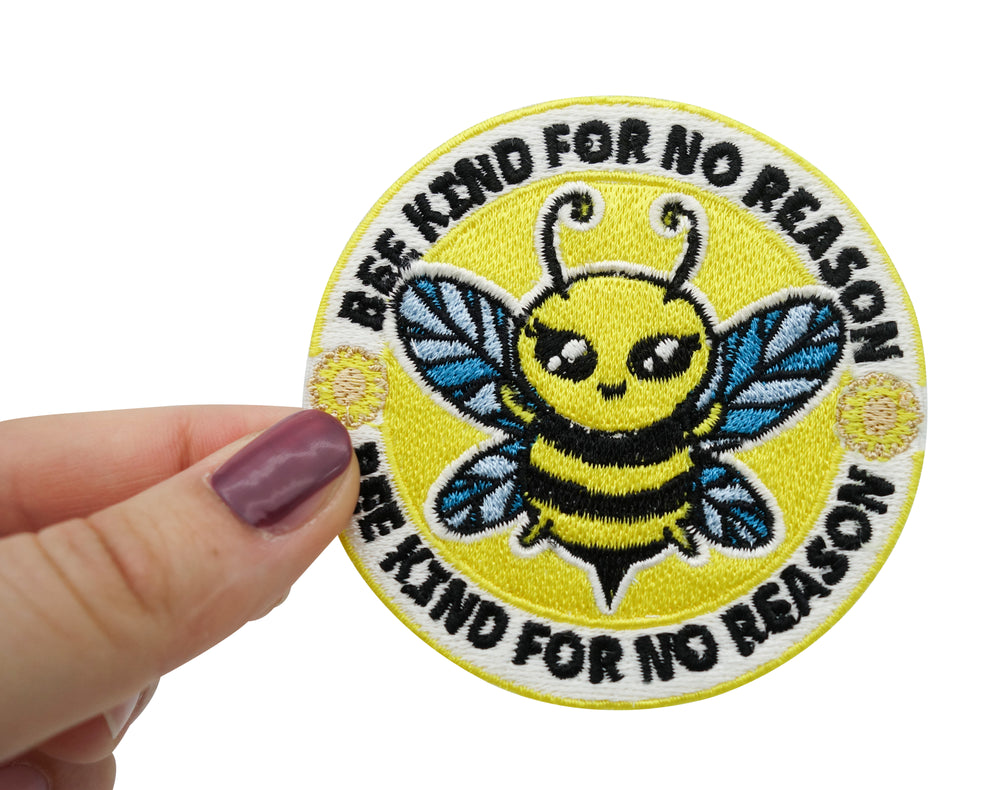 Frauenhand hält den Bienen Patch