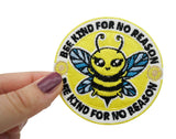 Frauenhand hält den Bienen Patch