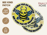 Vorder- und Rückseite des Patches, mit Bügelfolie. „Finally Home“ Logo und Nutzungsoptionen: Aufbügeln, Aufnähen, Aufkleben mit Textilkleber