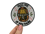 Frauenhand hält den Igel Patch