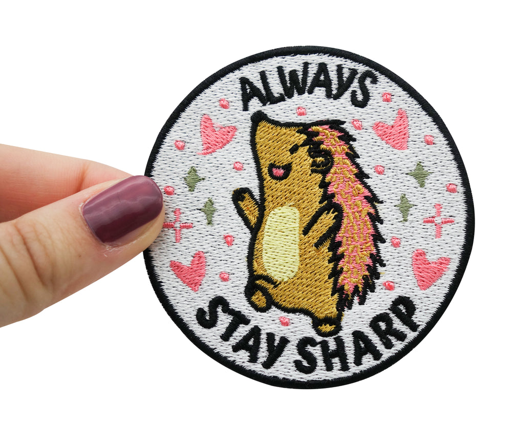 Frauenhand hält den Igel Patch