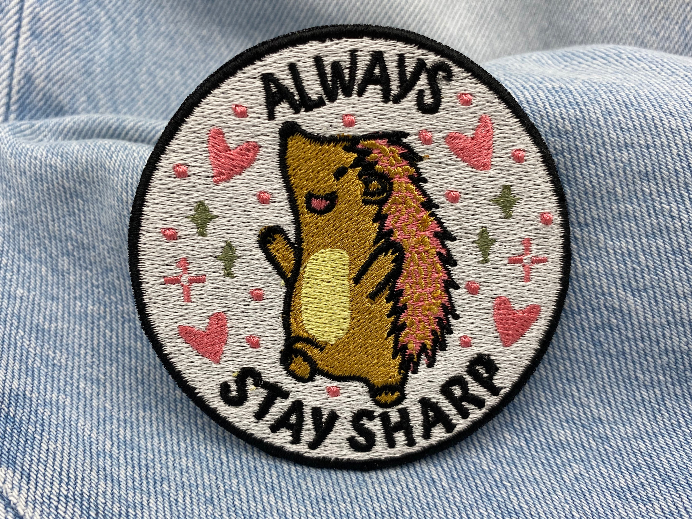 Igel Patch auf hellblauer Jeans