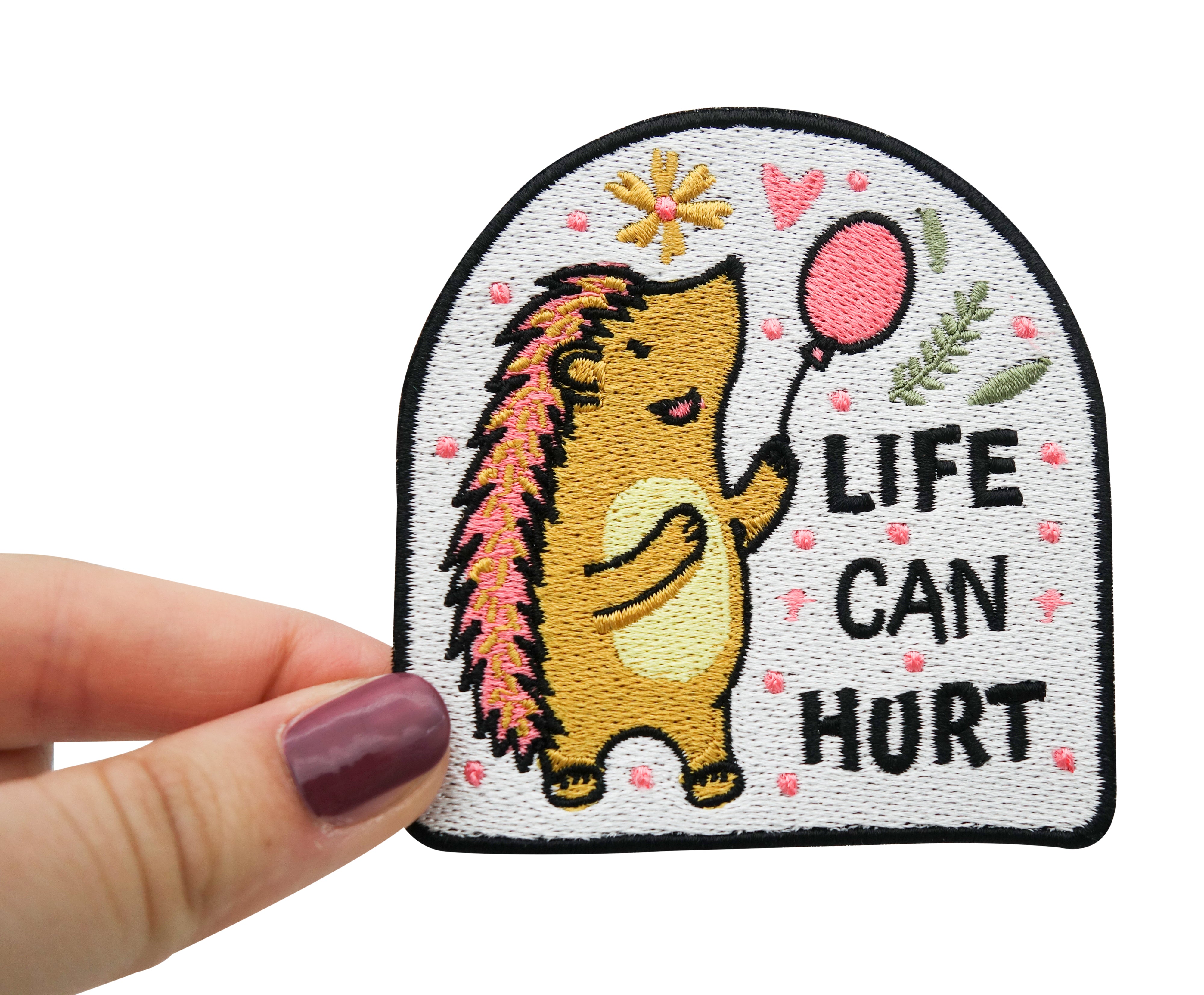 Frauenhand hält den Igel Patch 
