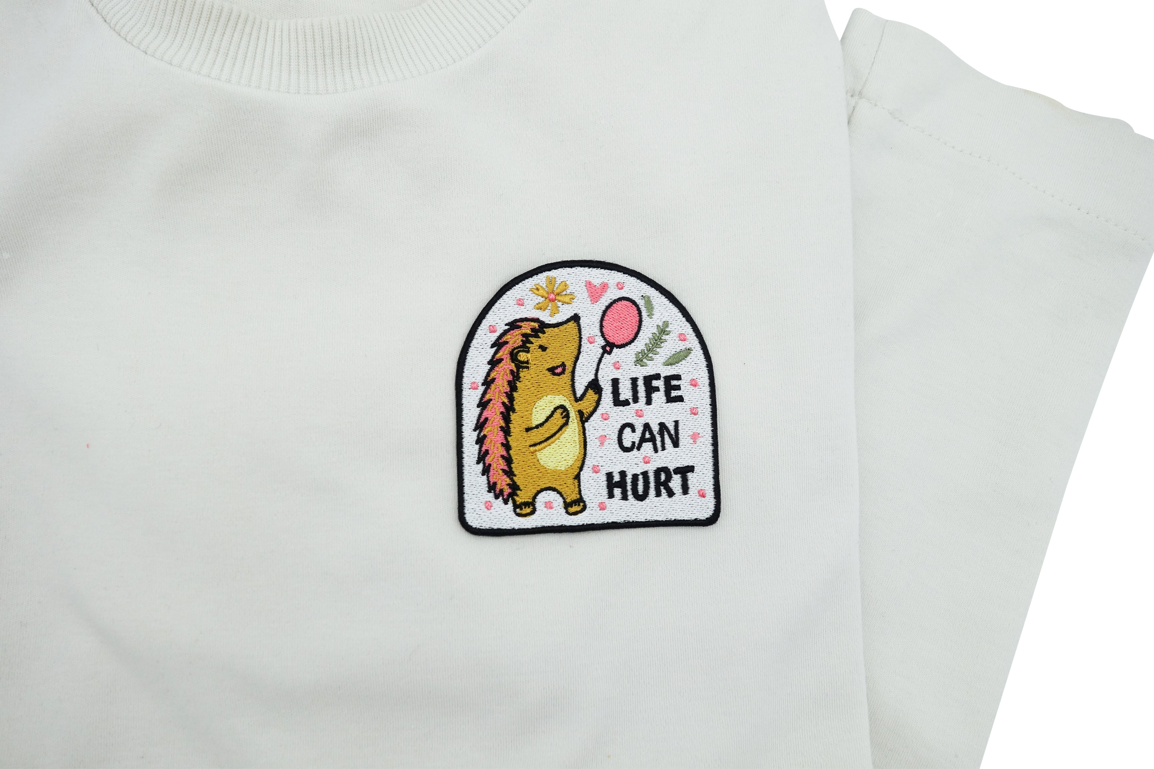 Igel Patch auf weißem Pullover aufgebügelt