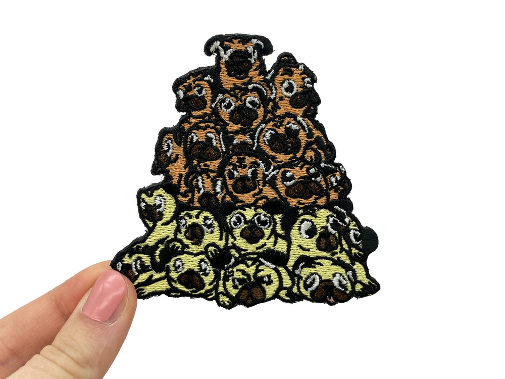 Frauenhand hält den Welpen Patch