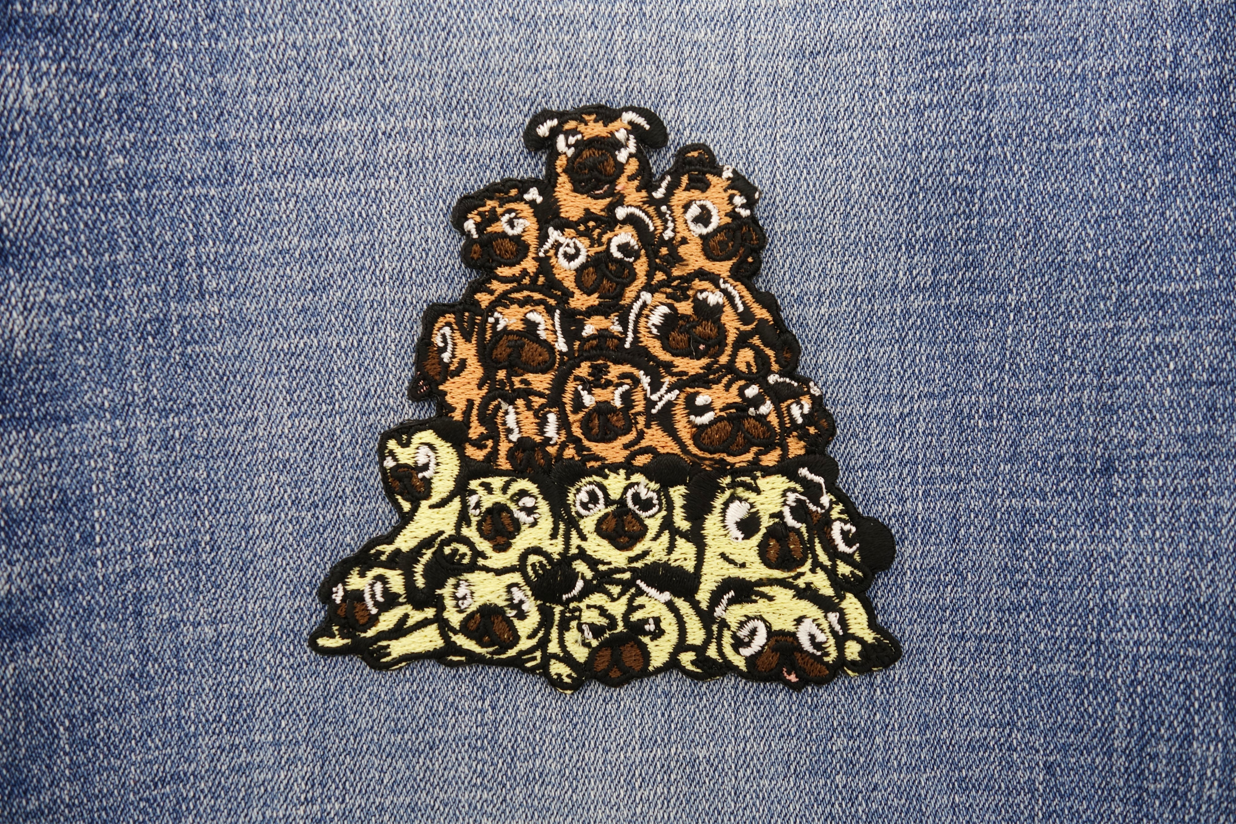 Welpen Patch auf dunkelblauer Jeans aufgebügelt