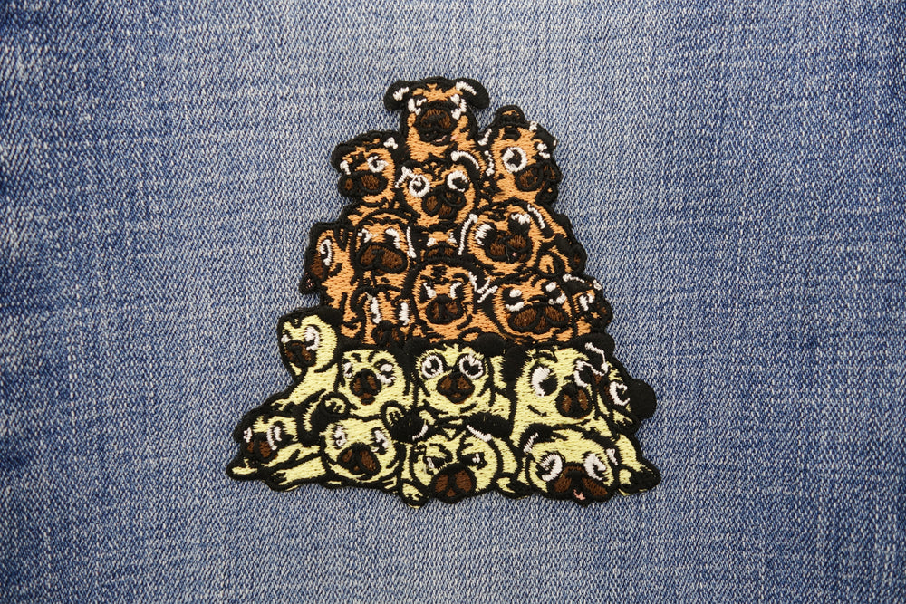 Welpen Patch auf dunkelblauer Jeans aufgebügelt