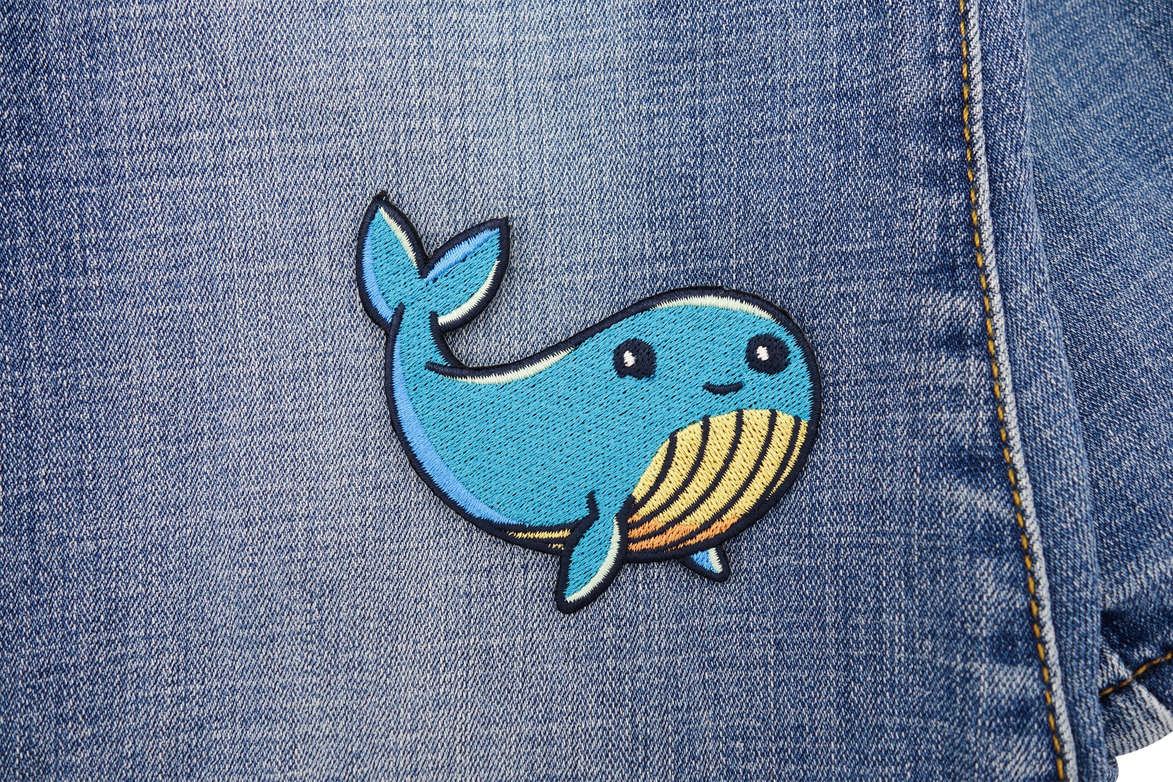 Wal Patch auf dunkler Jeans