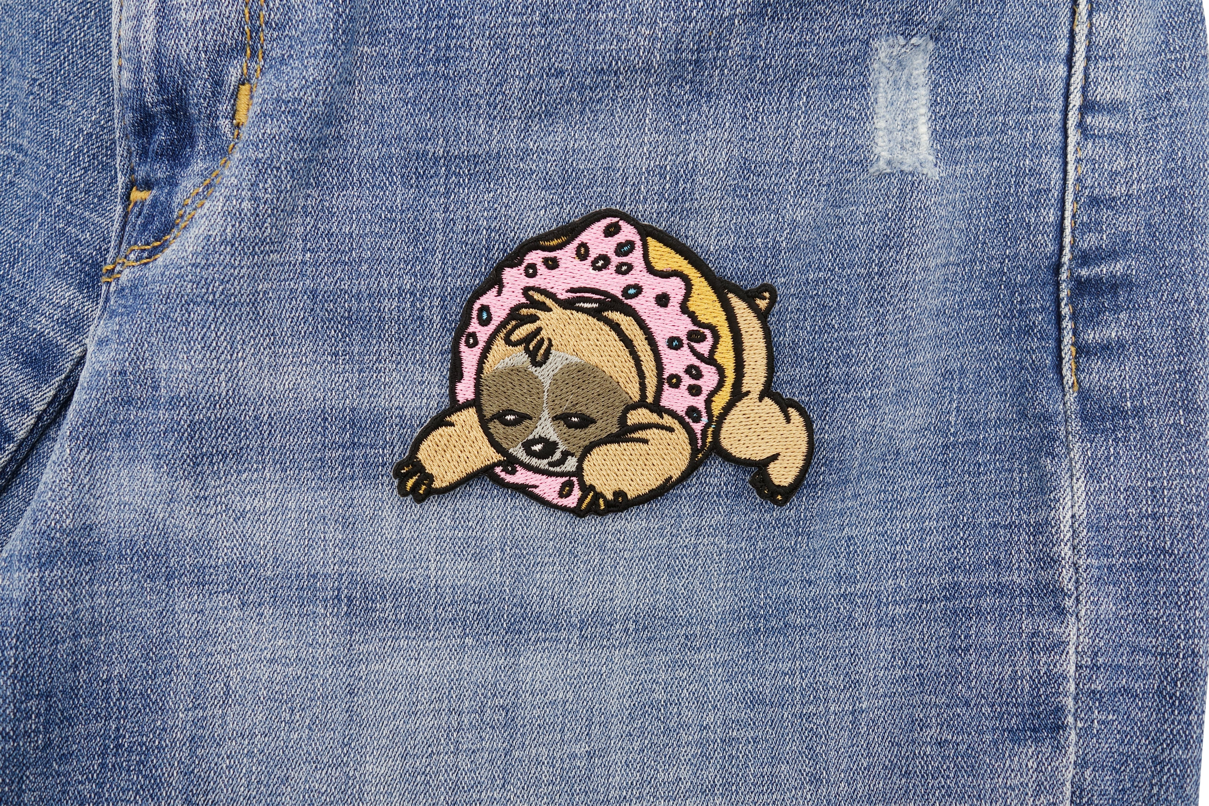 Faultier Patch auf dunkelblauer Jeans