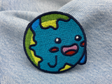 Erde Patch auf hellblauer Jeans