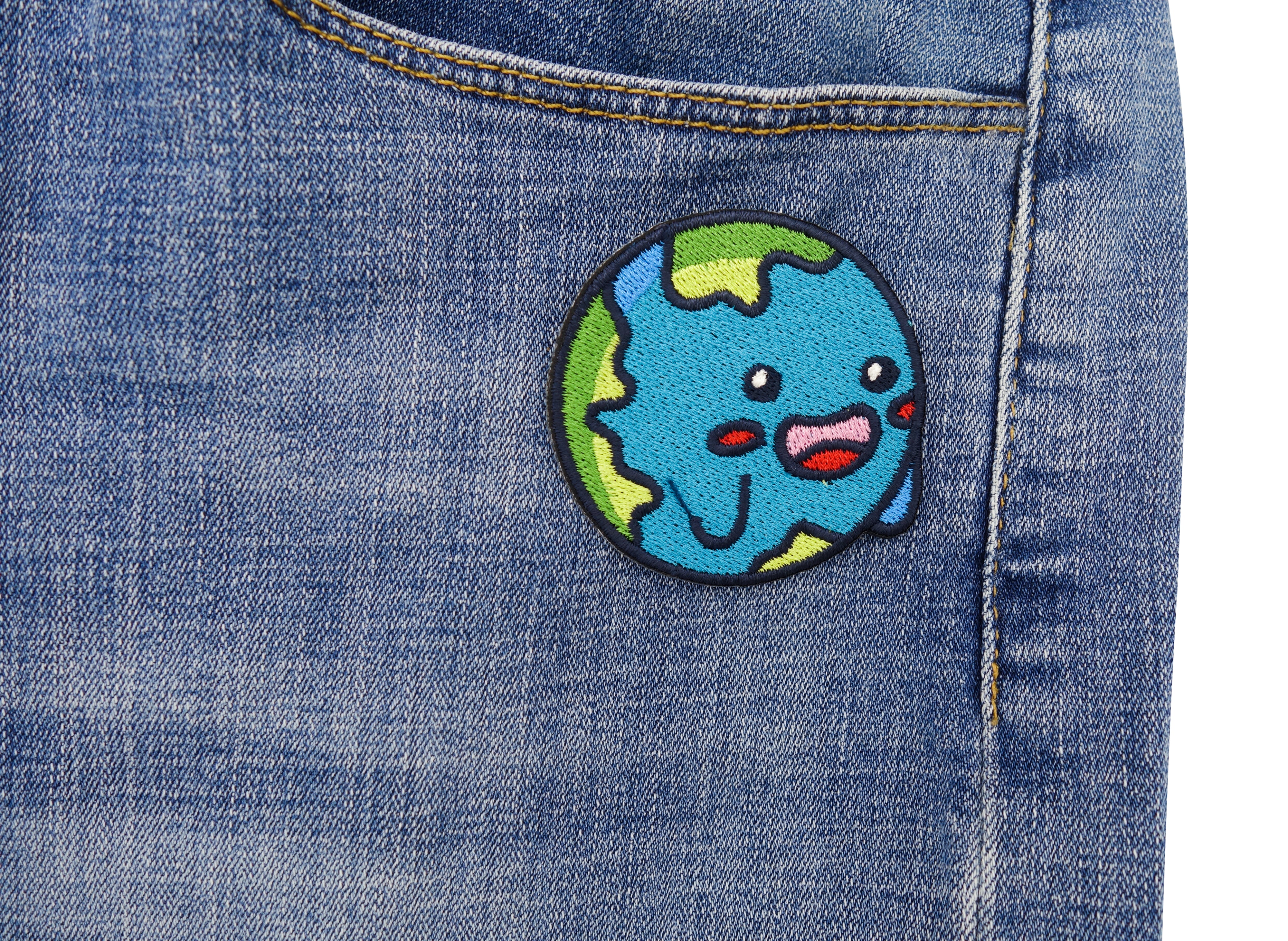 Erde Patch auf dunkelblauer Jeans