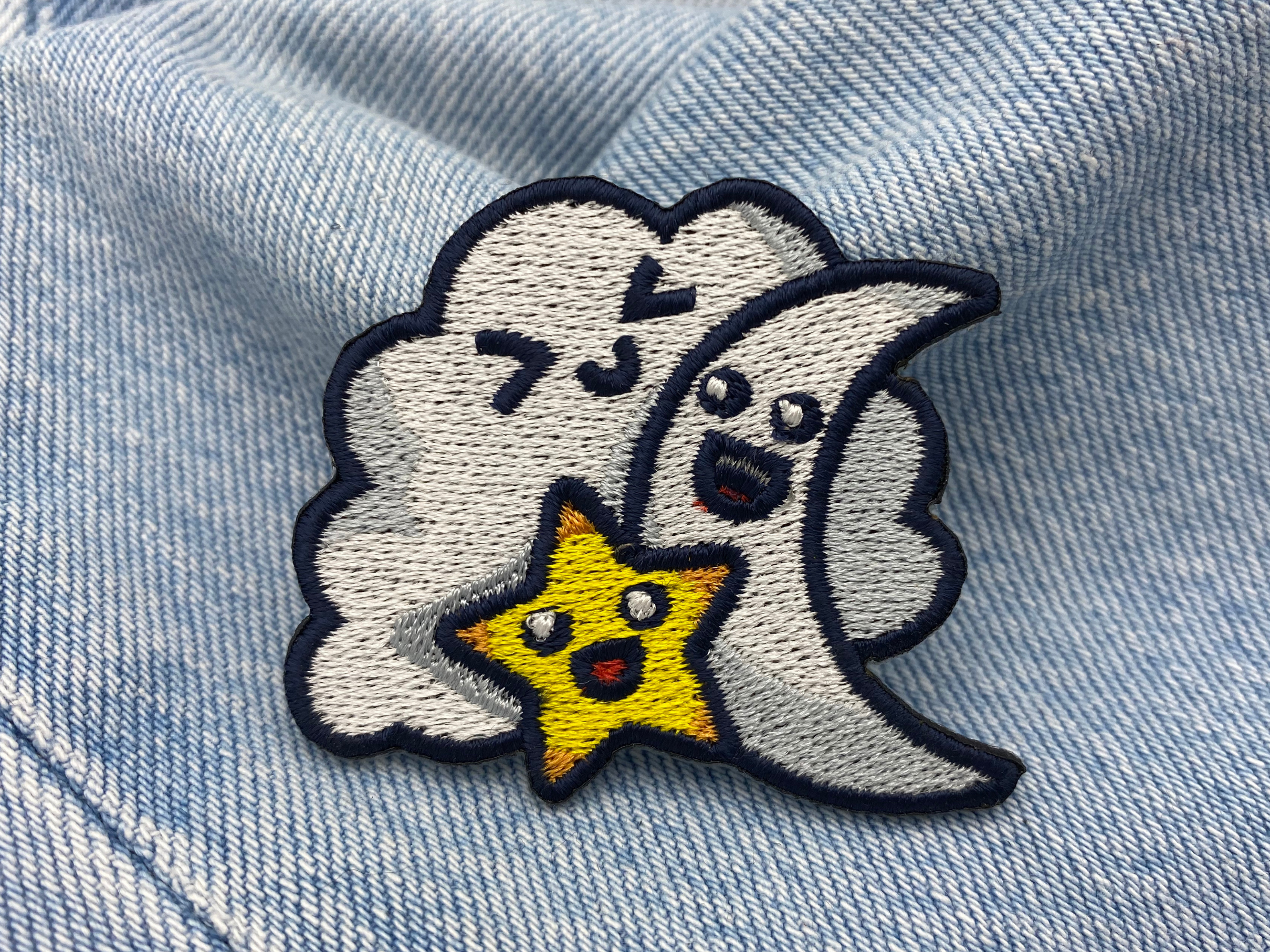 Wolke, Mond und Stern Patch auf blauer Jeans
