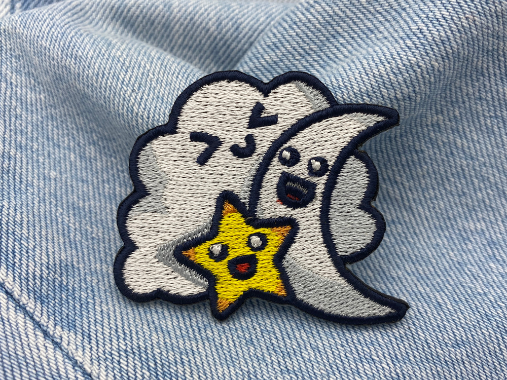 Wolke, Mond und Stern Patch auf blauer Jeans