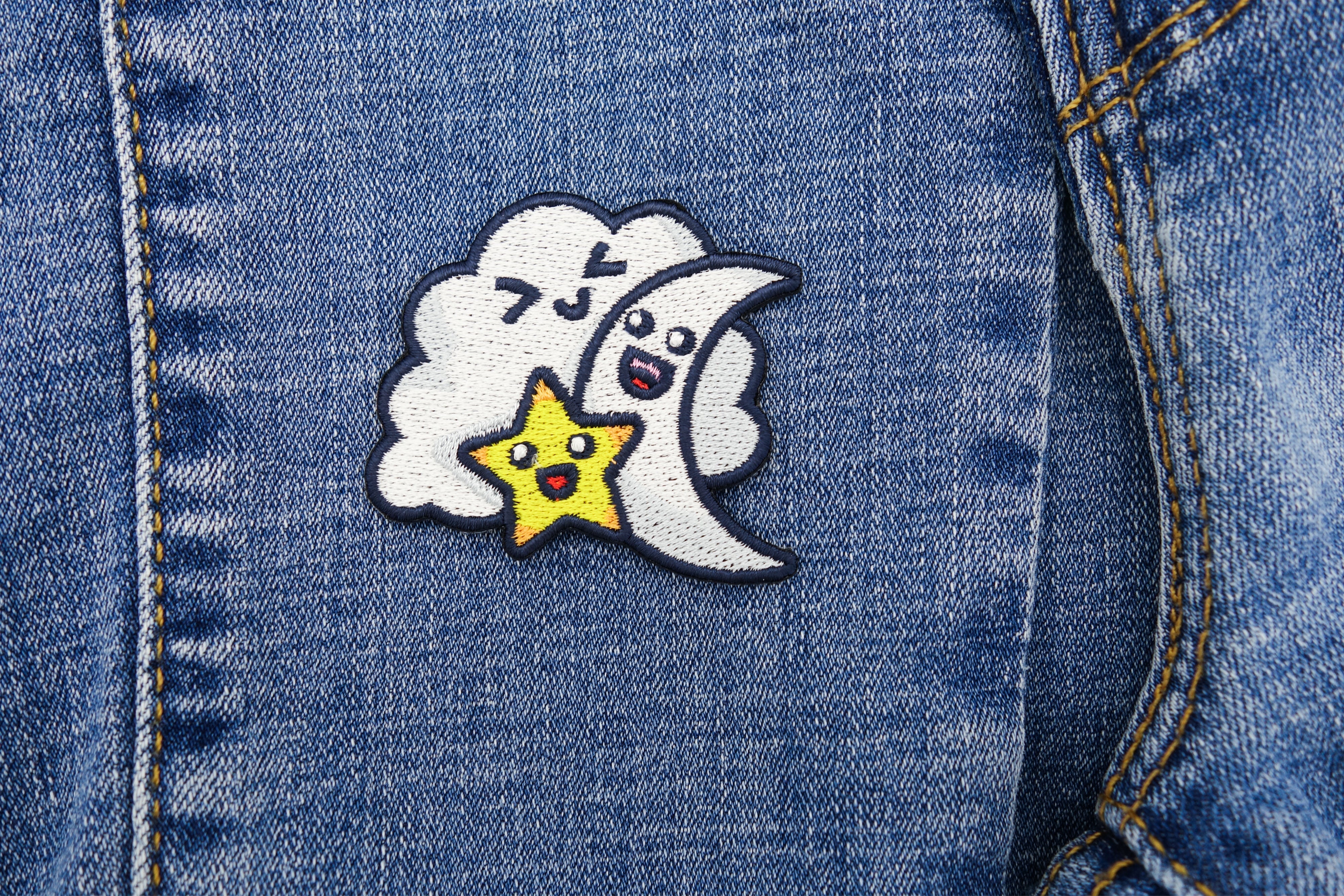 Wolke, Mond und Stern Patch auf dunkelblauer Jeans