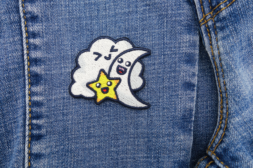 Wolke, Mond und Stern Patch auf dunkelblauer Jeans