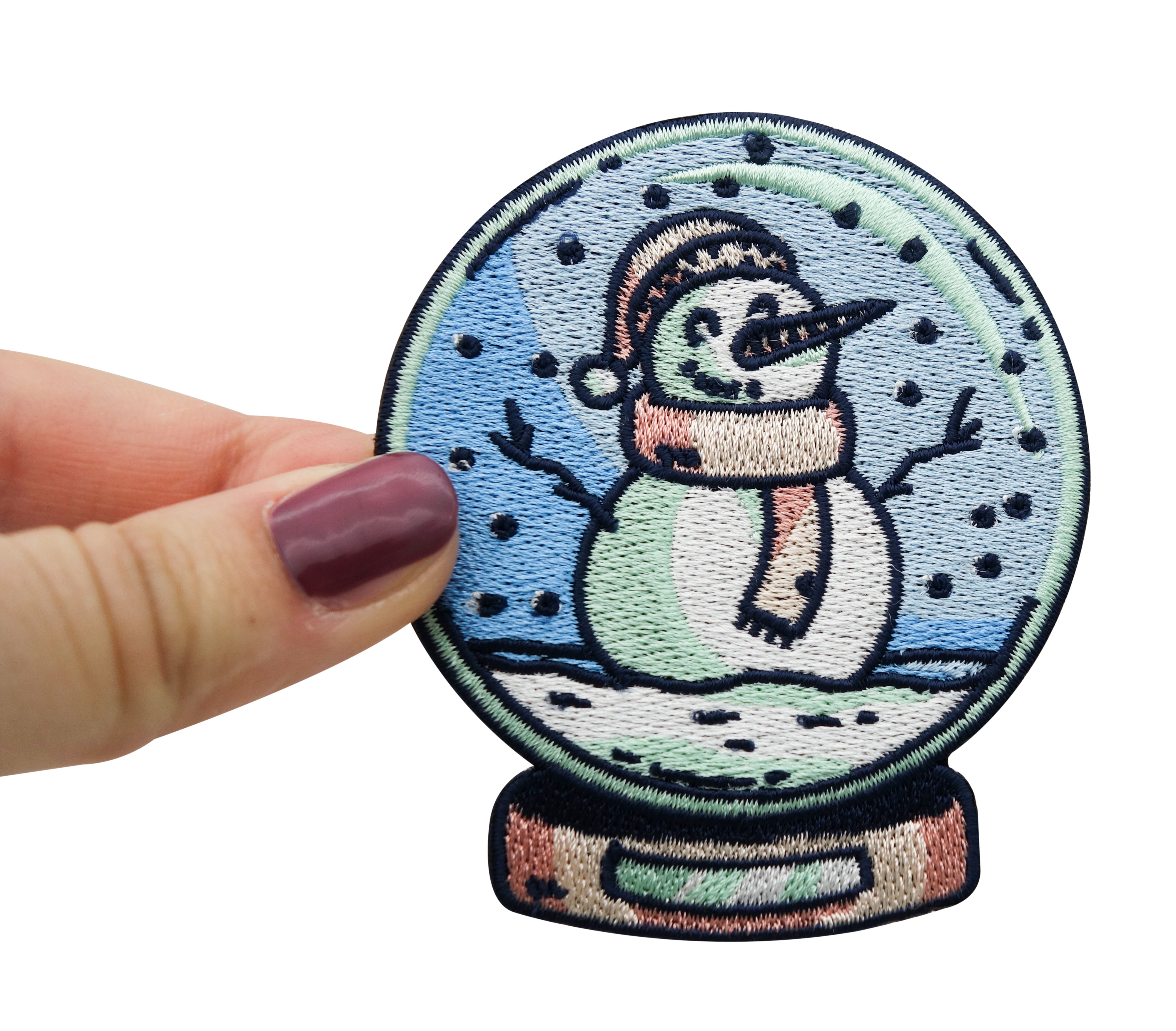 Frauenhand hält den Schneemann Patch