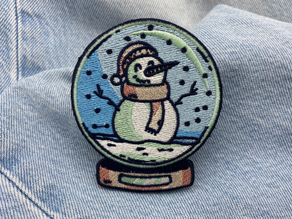 Schneemann Patch auf hellblauer Jeans