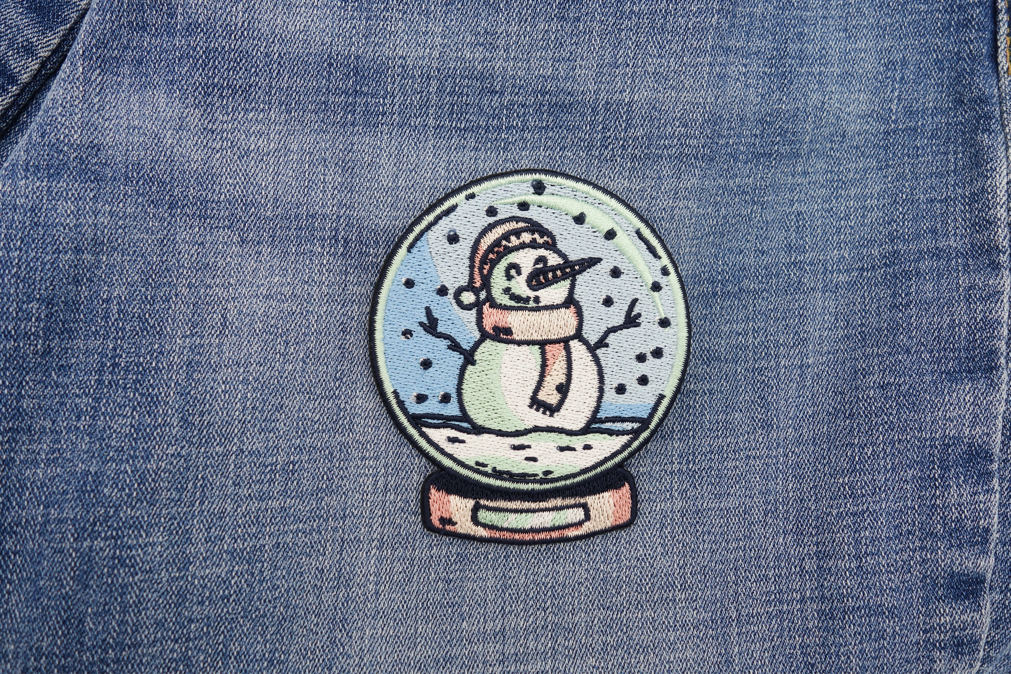 Schneemann Patch auf dunkelblauer Jeans