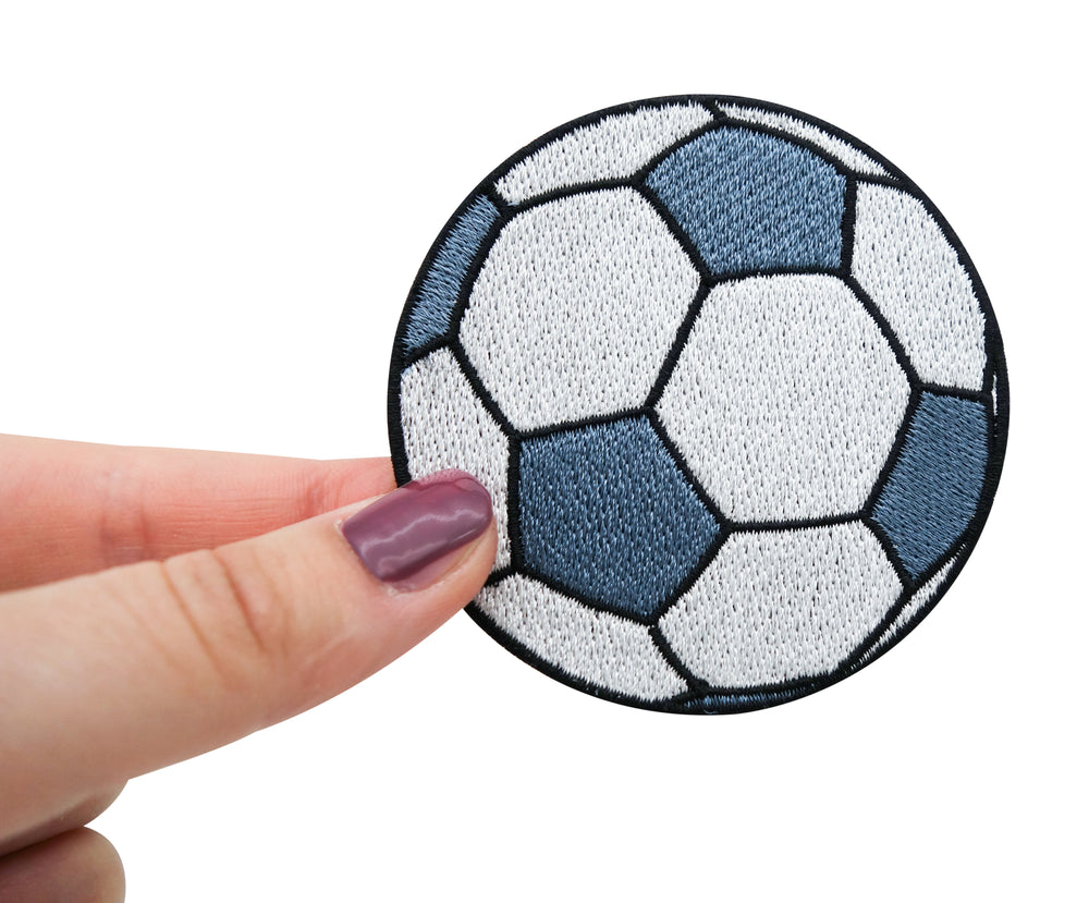 Fußball Patch gehalten von einer Frauenhand