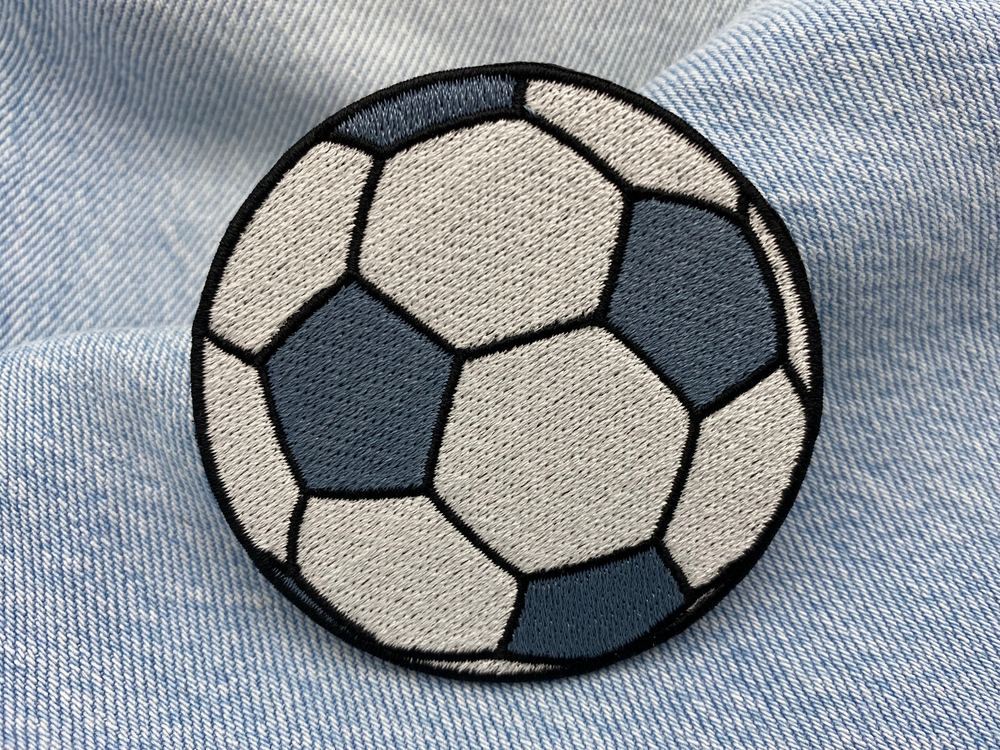 Fußball Patch auf blauer Jeans
