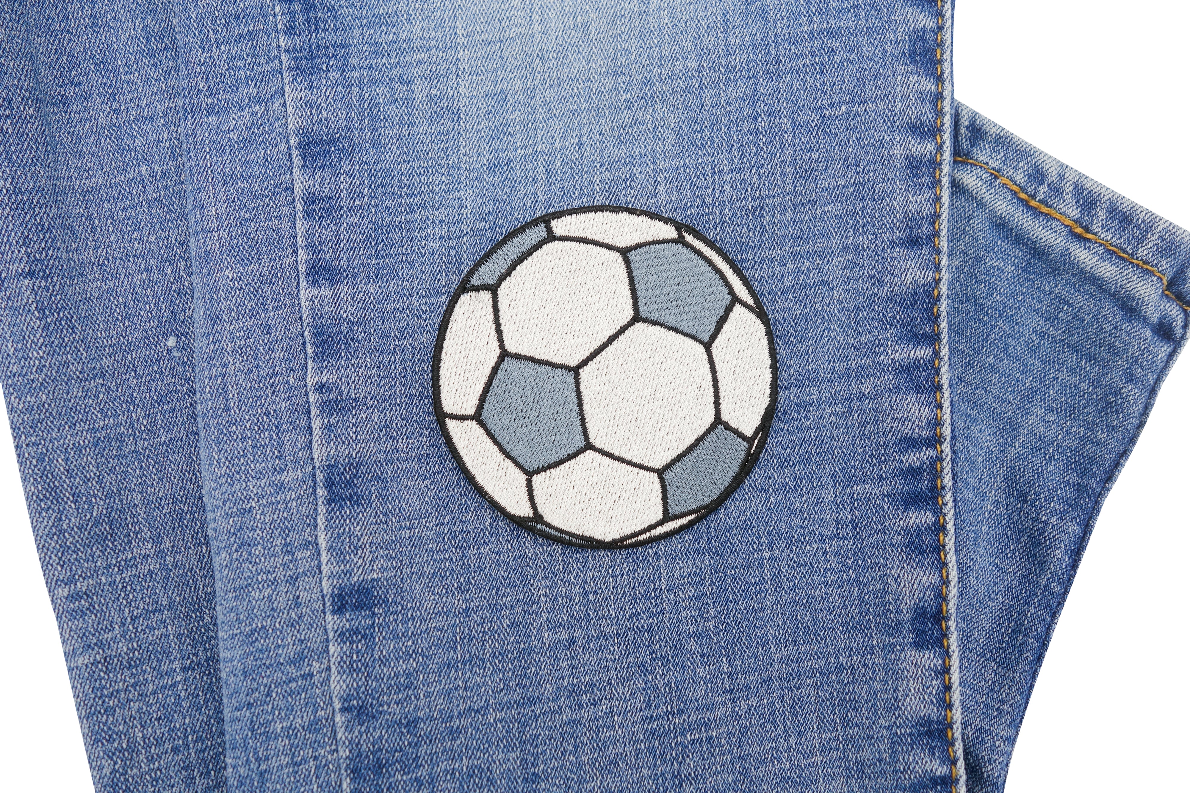 Fußball Patch auf dunkelblauer Jeans