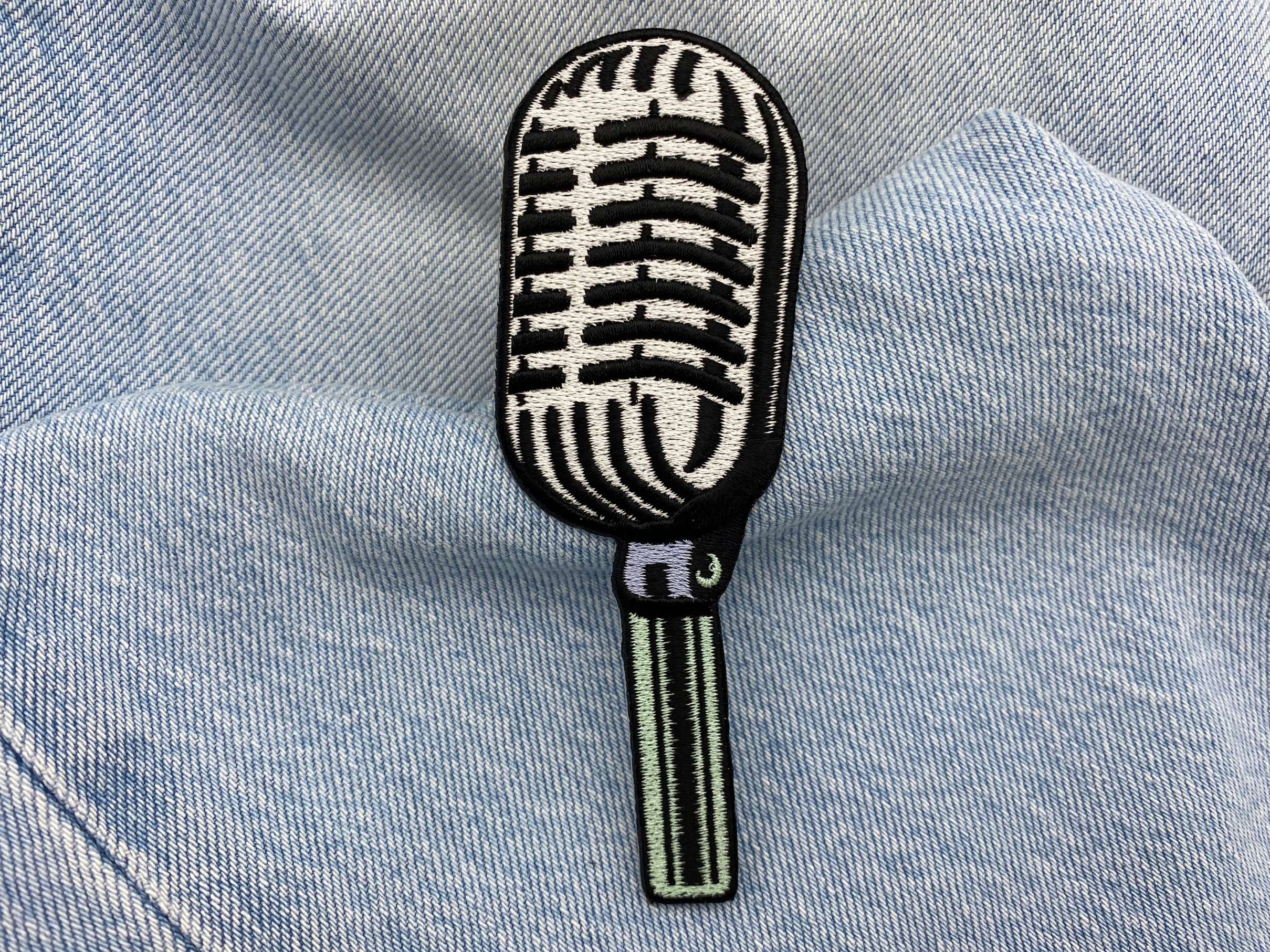 Standmikrofon Patch auf blauer Jeans
