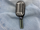 Standmikrofon Patch auf blauer Jeans