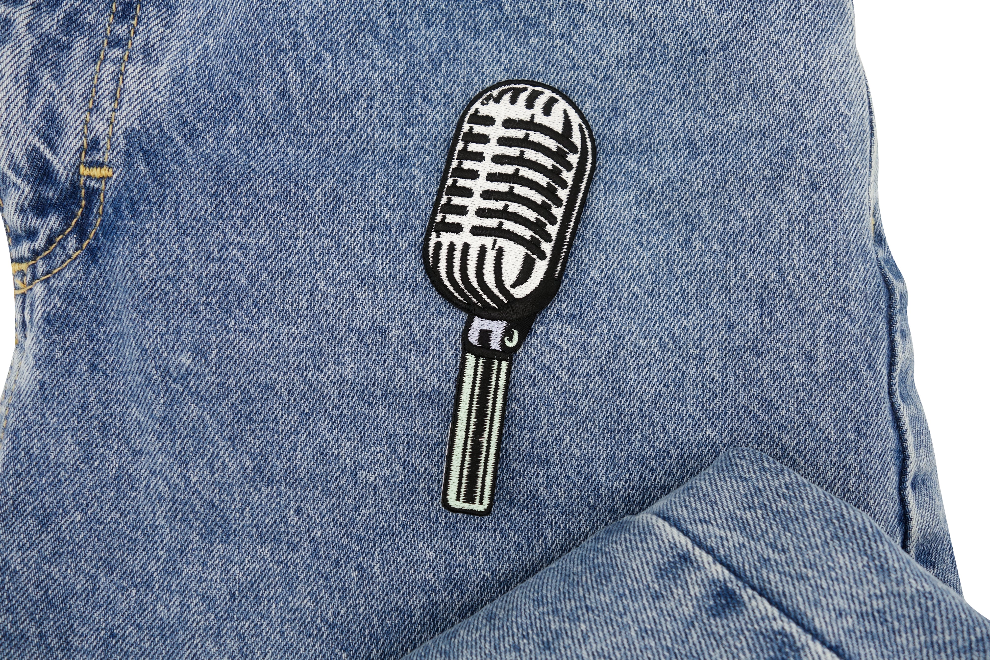 Standmikrofon Patch auf dunkelblauer Jeans