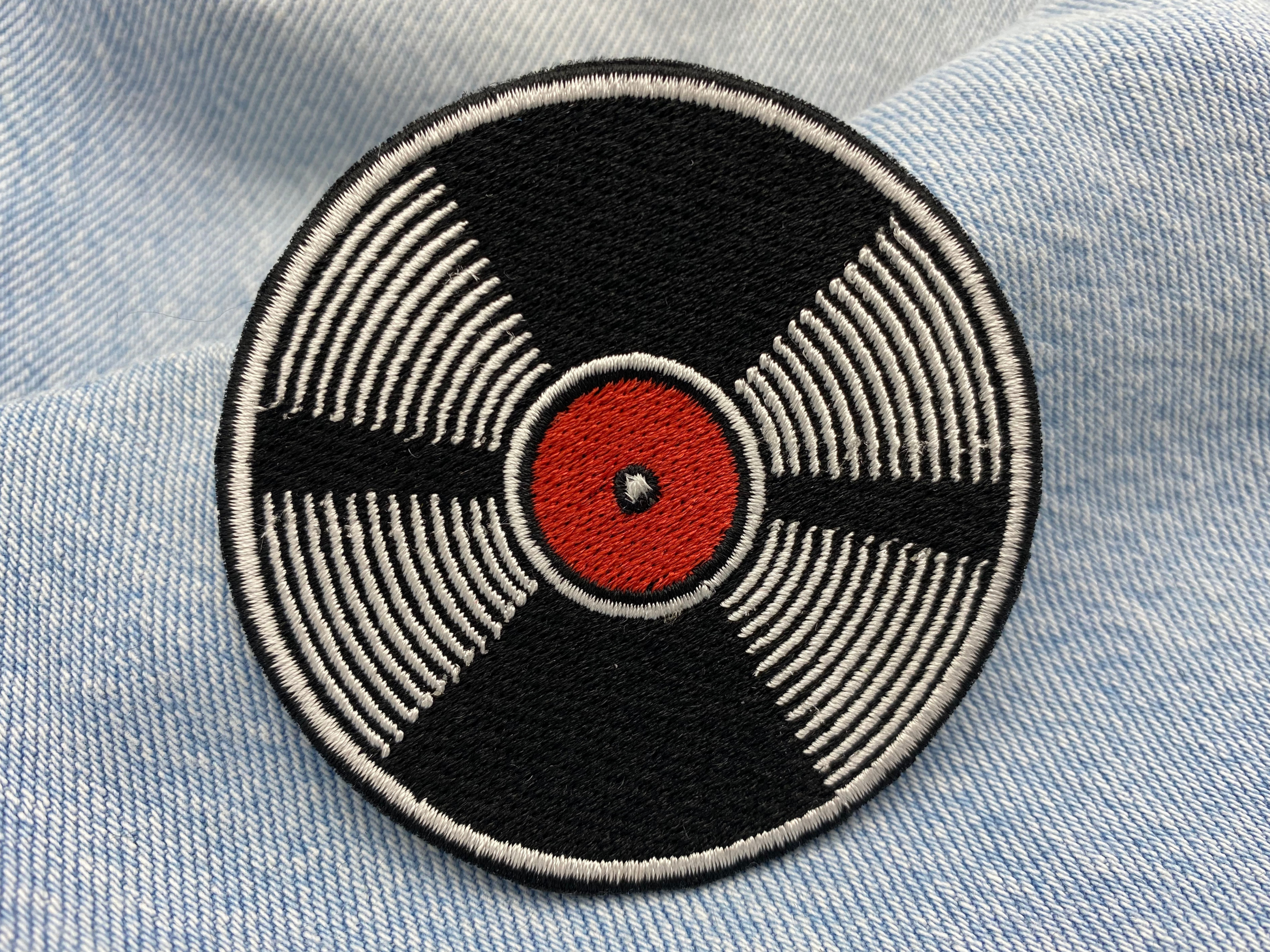 Schallplatten Patch auf blauer Jeans
