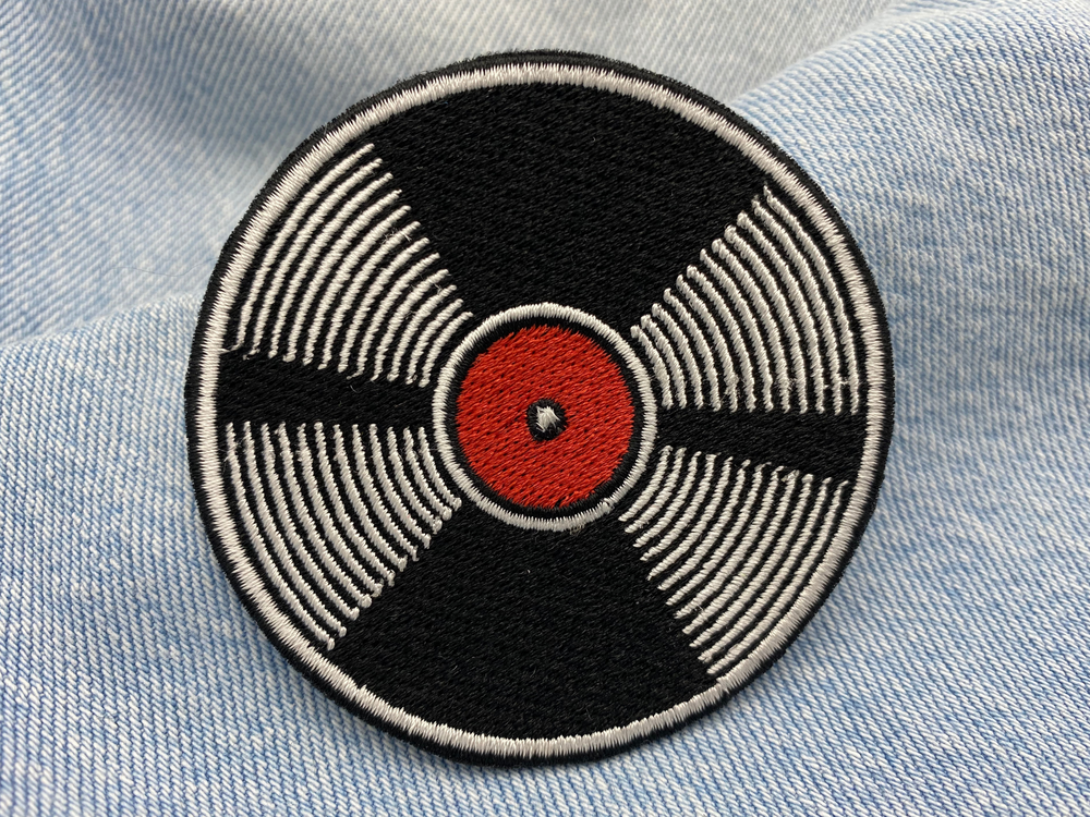 Schallplatten Patch auf blauer Jeans