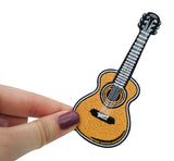 Frauenhand hält den Gitarre Patch