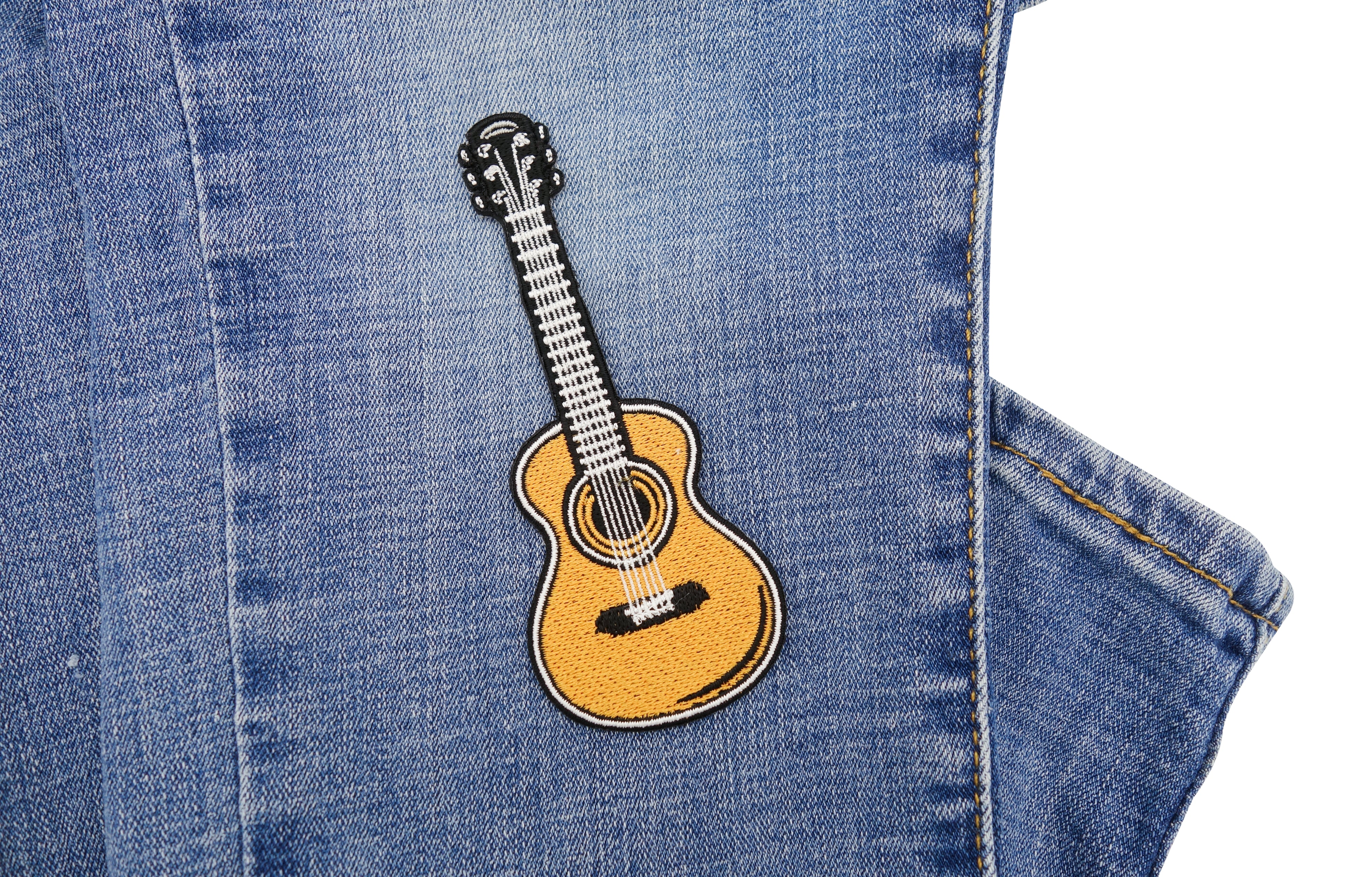 Gitarre Patch auf dunkelblauer Jeans