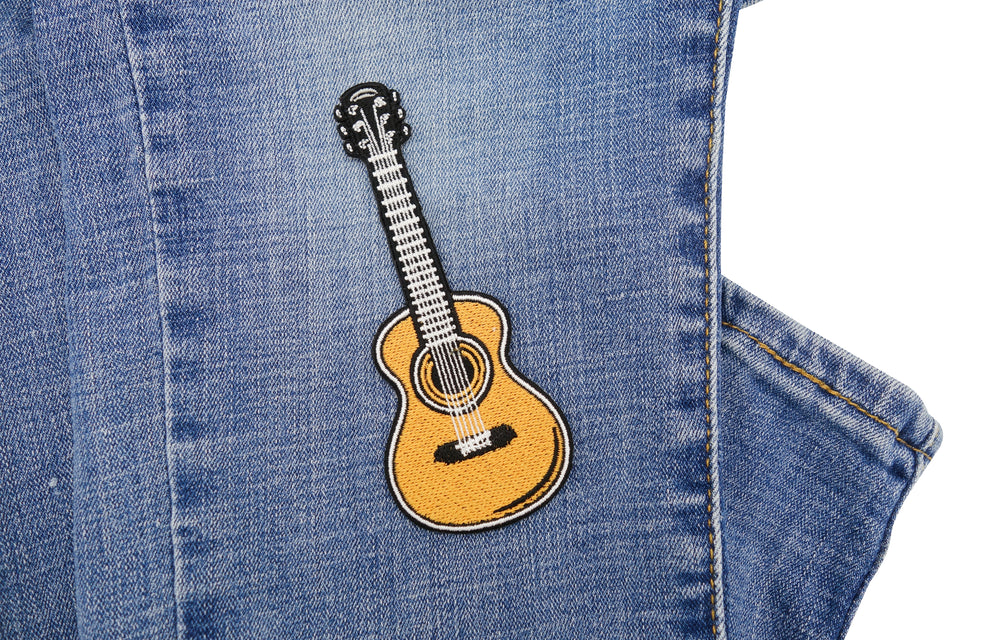 Gitarre Patch auf dunkelblauer Jeans