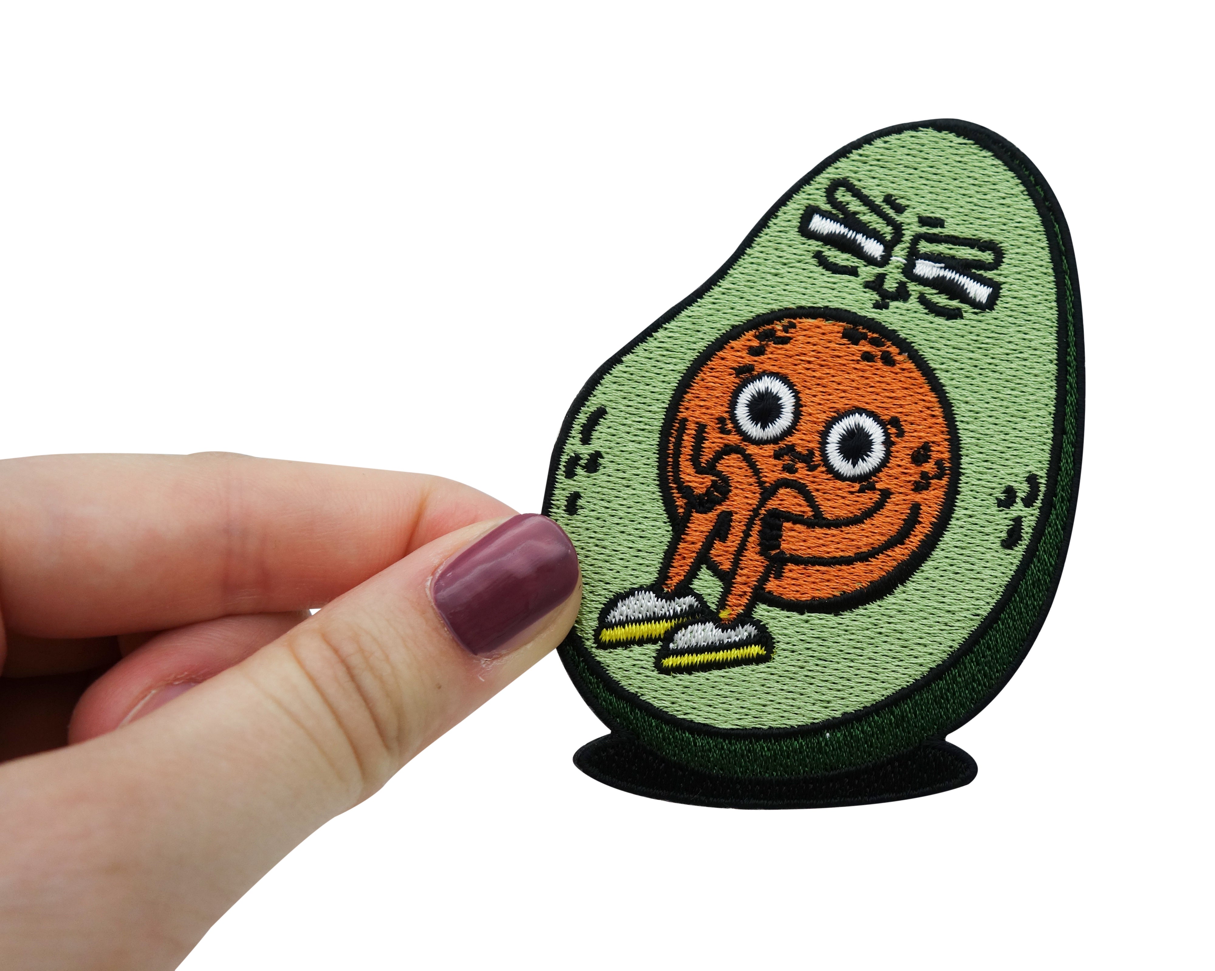 Frauenhand hält den Avocado Patch