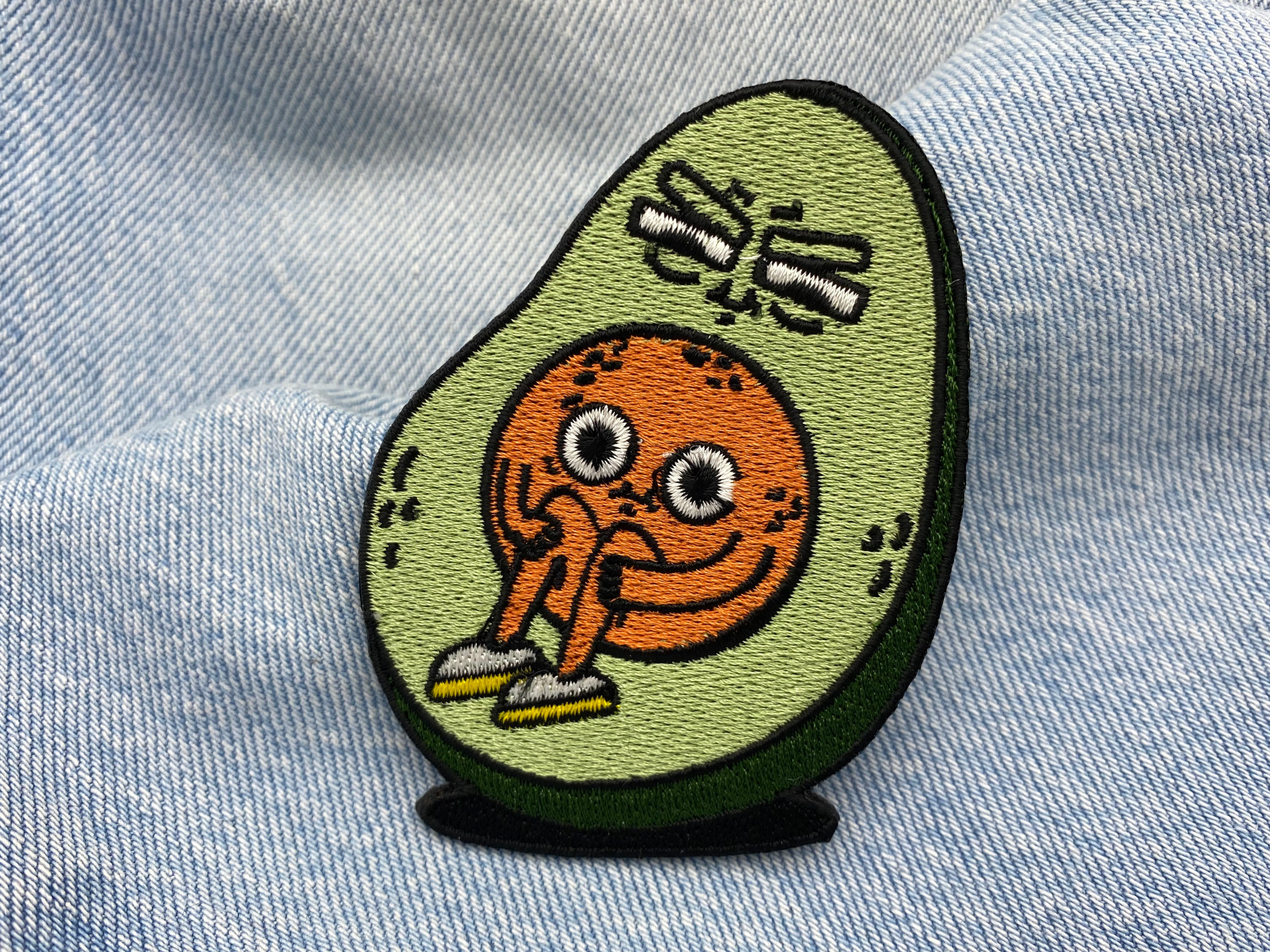 Avocado Patch auf blauer Jeans