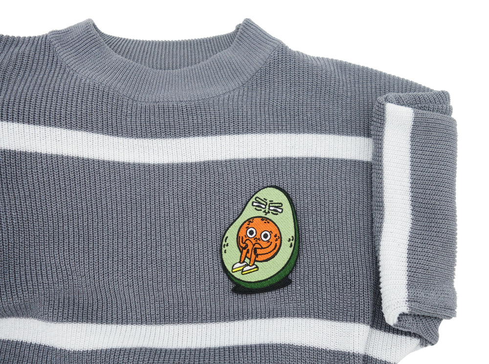 Avocado Patch auf grauem Pullover aufgebügelt