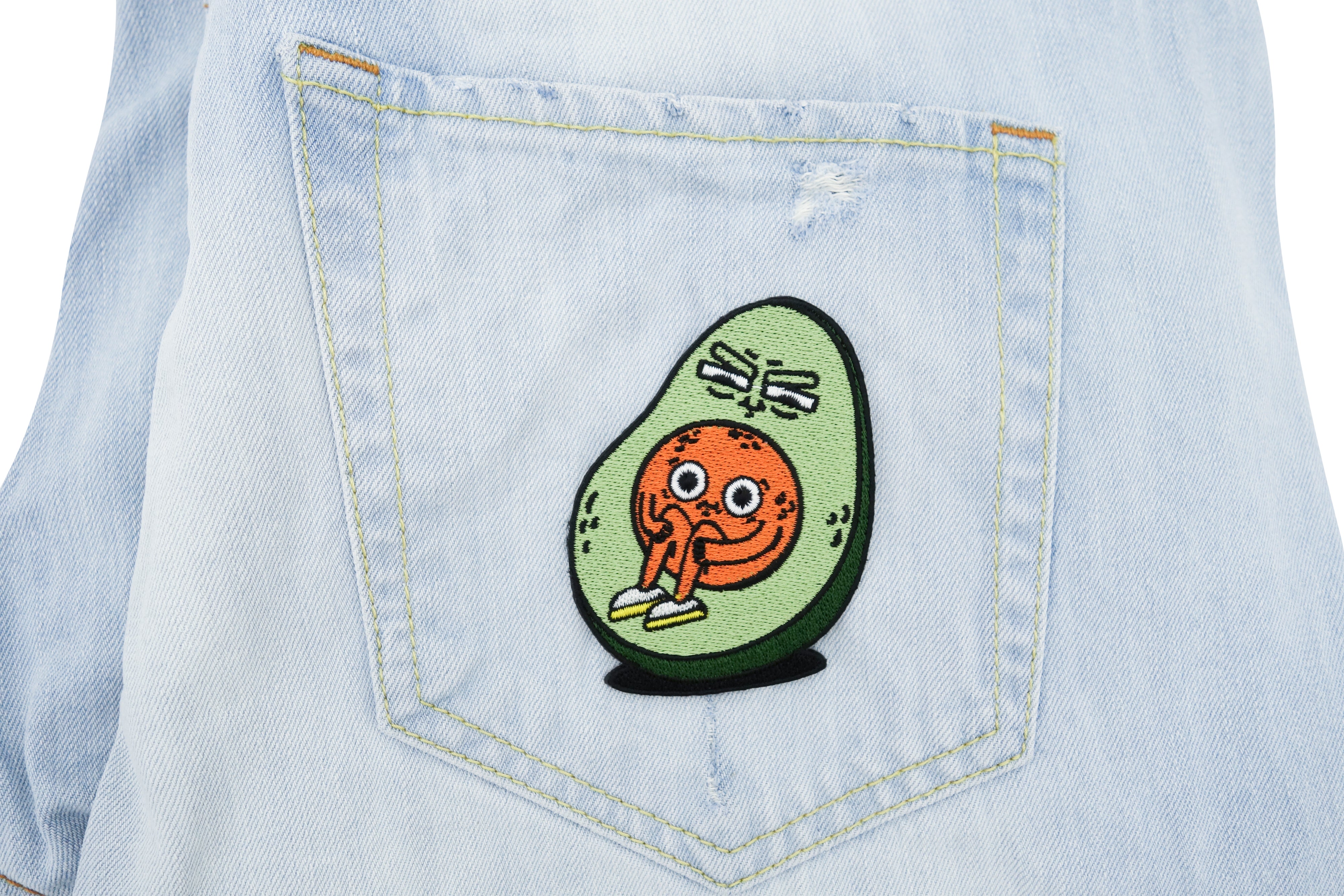 Avocado Patch auf hellbauer Jeans aufgebügelt