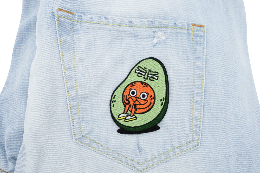 Avocado Patch auf hellbauer Jeans aufgebügelt