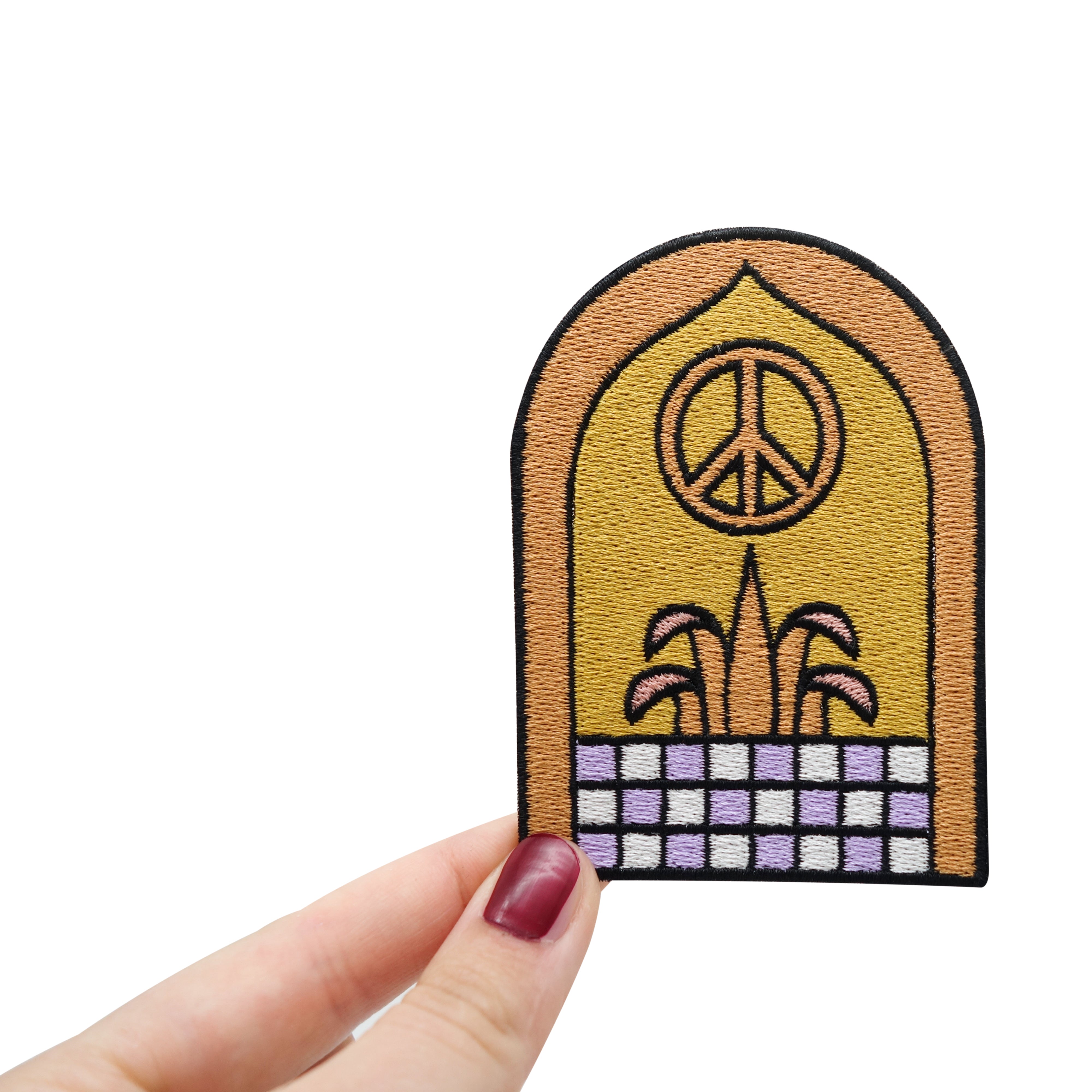 Frauenhand hält den Vintage Patch