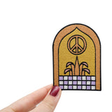 Frauenhand hält den Vintage Patch