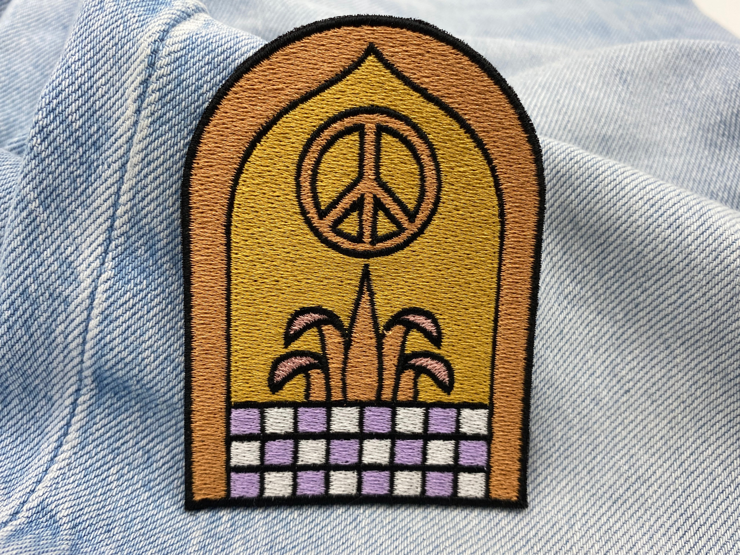 Vintage Peace Patch auf heller Jeans