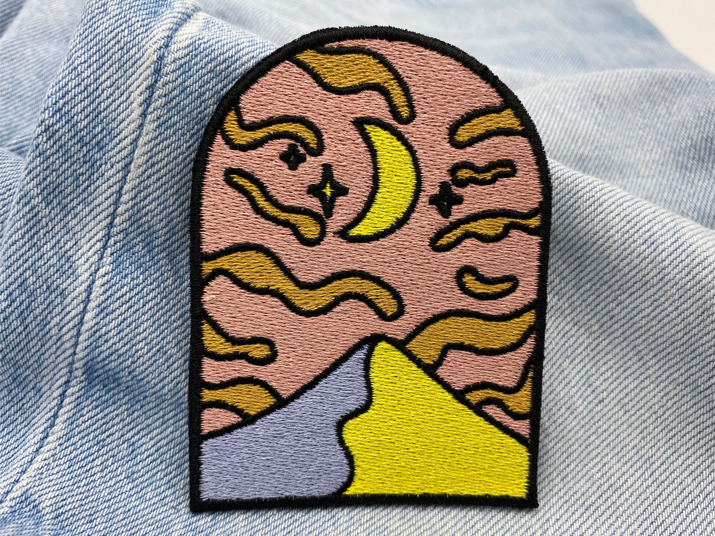 Mond in den Bergen Patch auf heller blauer Jeans