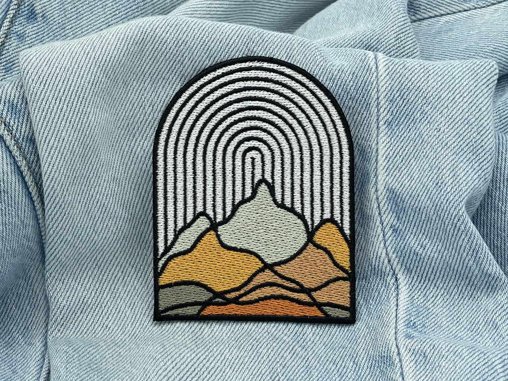 Berge Patch auf heller blauer Jeans