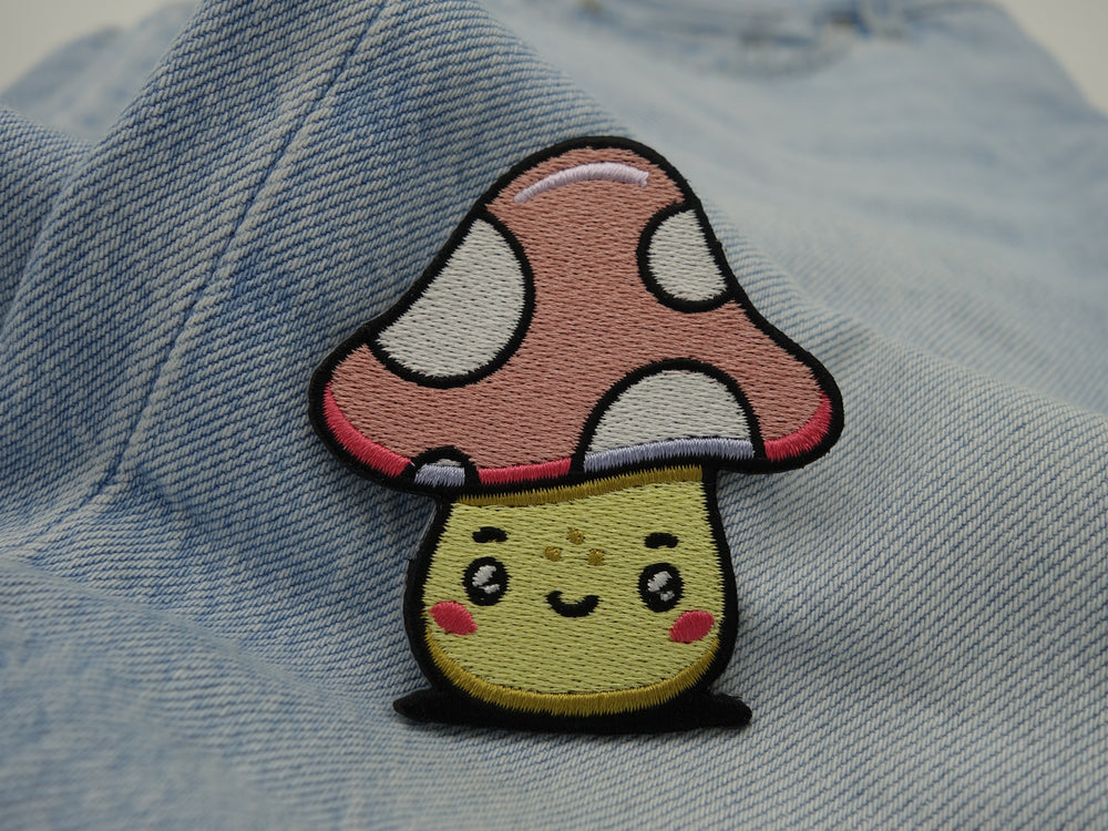 Pilz Patch auf hellblauer Jeans