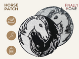 Vorder- und Rückseite des Patches, mit Bügelfolie. „Finally Home“ Logo und Nutzungsoptionen: Aufbügeln, Aufnähen, Aufkleben mit Textilkleber