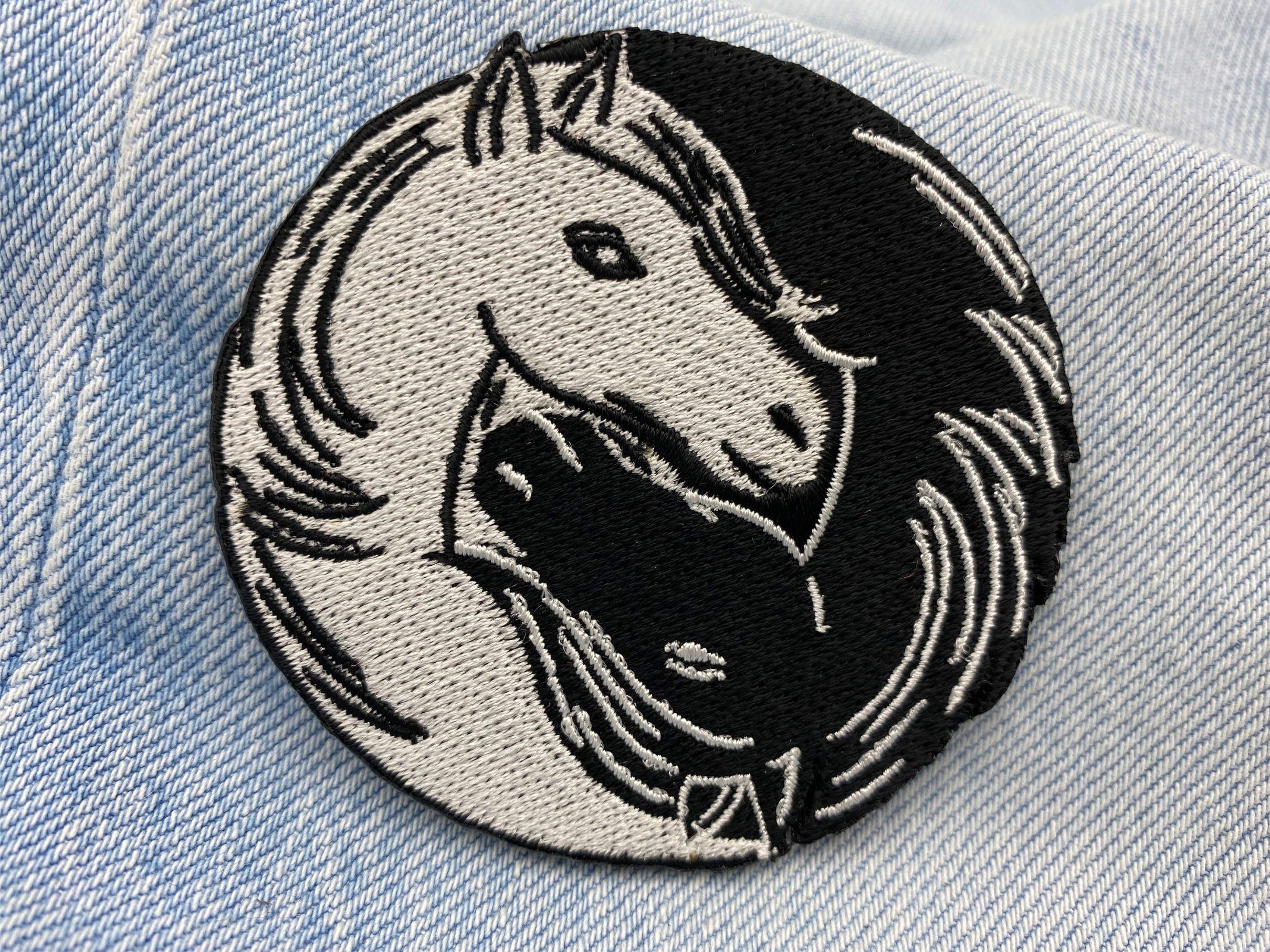 Pferdeköpfe Patch auf hellblauer Jeans