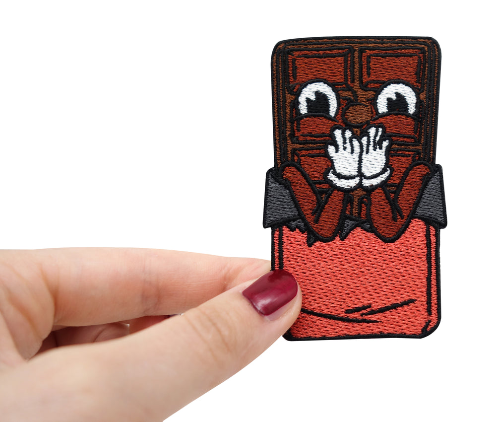 Frauenhand hält den Tafel Schokolade Patch