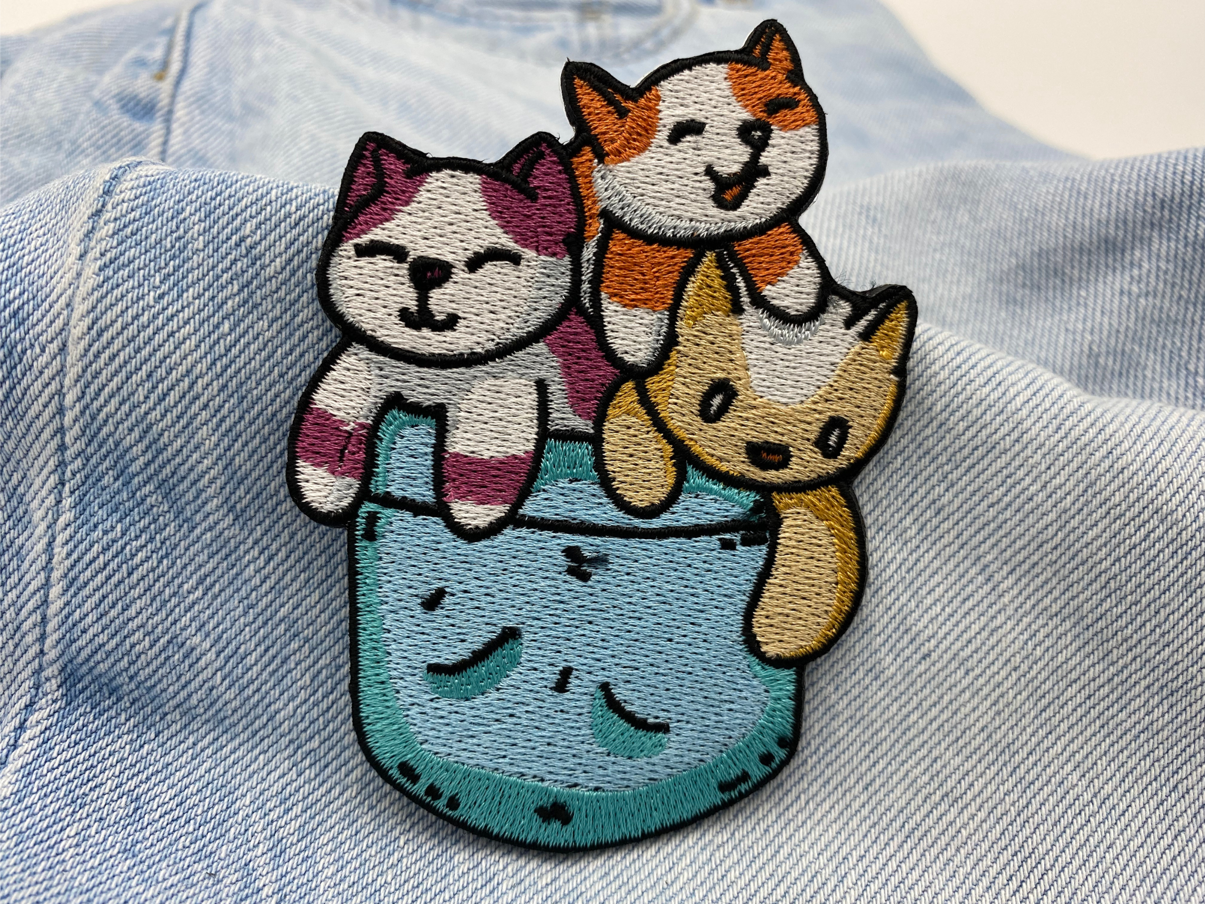 Katzen Patch auf hellblauer Jeans