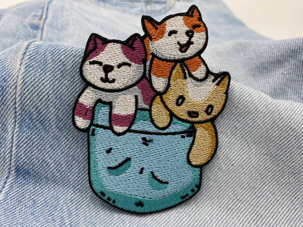 Katzen Patch auf hellblauer Jeans